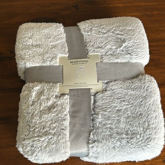 Berkshire Light Grey Throw 50x60 NEW Polyester Tipoed Flubbie - Picture 5 of 5